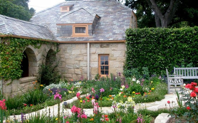 Красивый двор частного дома своими руками: как красиво украсить дачу