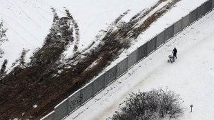 Бетонными заборами, придуманными в СССР, до сих пор ограждают строительные площадки. Особенность такой ограды в том, что снести ее без строительной техники нельзя, а простоять она может десятилетия