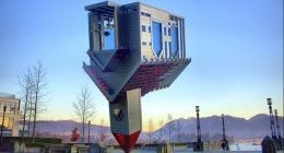 Перевернутая крыша Необычный перевернутый дом