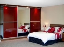Выбор шкафа в спальню, варианты, фото угловых, классических, навесных, с зеркалами, а также шкафов купе в спальне, подбор мебели для маленькой комнаты